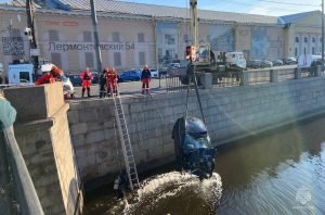 В МВД рассказали подробности падения автомобиля в Обводной канал в Петербурге